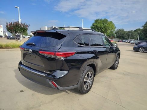 Used 2023 Toyota Highlander XLE AWD/4WD image 4