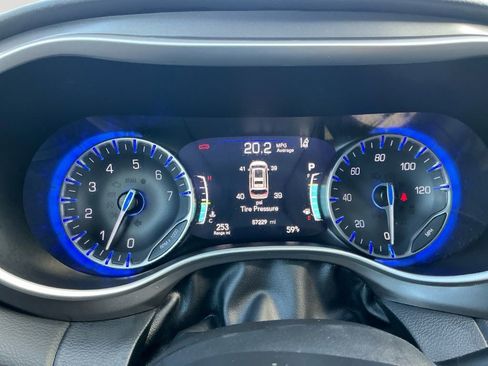 Used 2024 Chrysler Pacifica Touring-L FWD image 27