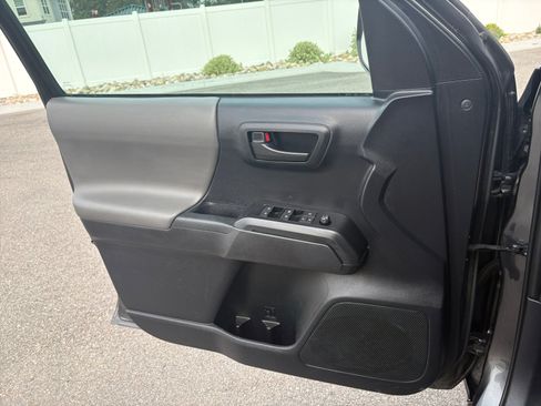Used 2019 Toyota Tacoma SR AWD/4WD image 13