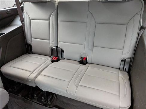 Used 2024 GMC Yukon SLT w/ SLT Luxury Package image 16