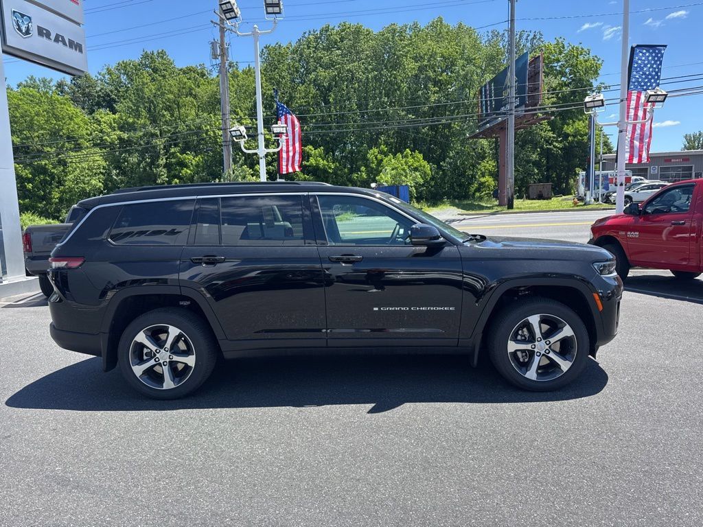 New 2026 Jeep Grand Cherokee L Limited w/ MOPAR Finishing Package AWD/4WD image 4