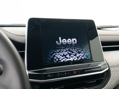 Used 2022 Jeep Compass Latitude FWD image 4