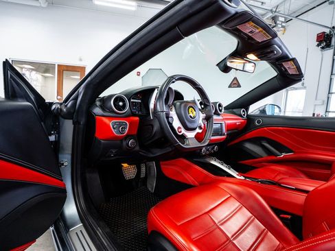 Used 2017 Ferrari California T image 38