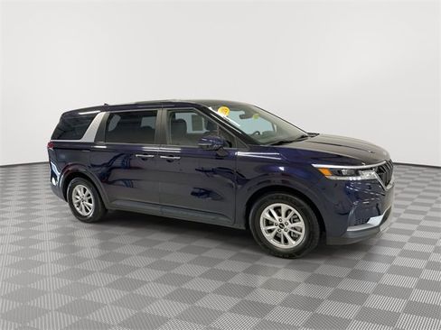Used 2024 Kia Carnival LX image 12