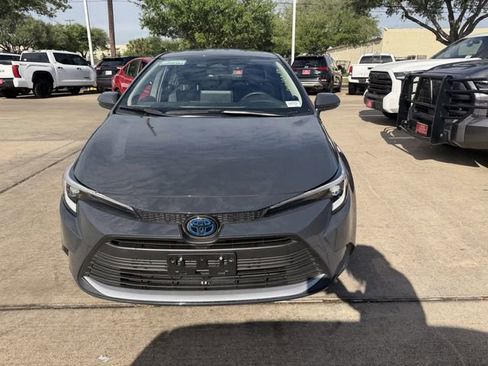 Used 2025 Toyota Corolla XLE image 2