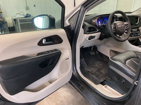 Used 2022 Chrysler Pacifica Limited AWD/4WD image 8