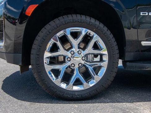 Used 2023 GMC Yukon XL Denali AWD/4WD image 4
