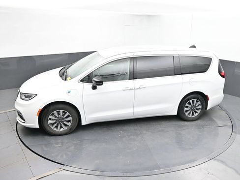 Used 2024 Chrysler Pacifica Limited FWD image 18