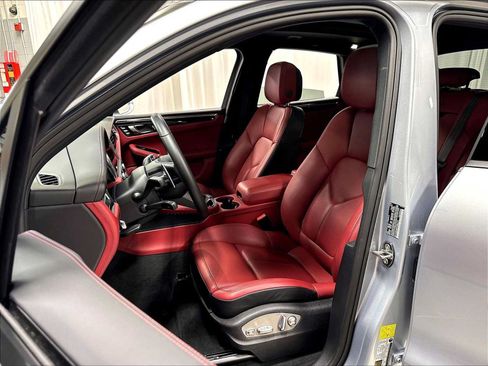 Used 2026 Porsche Macan AWD/4WD image 7