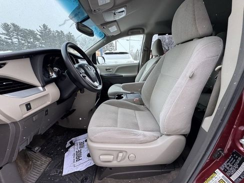 Used 2015 Toyota Sienna LE image 9