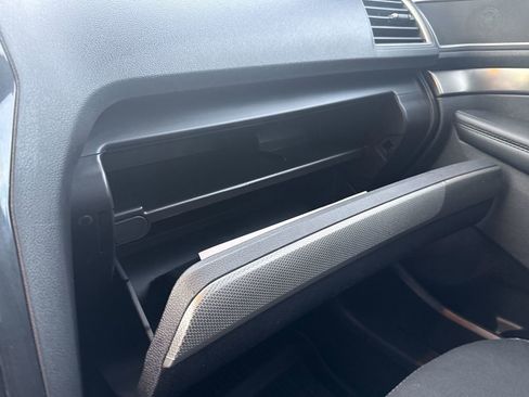 Used 2019 Ford Explorer XLT AWD/4WD image 40