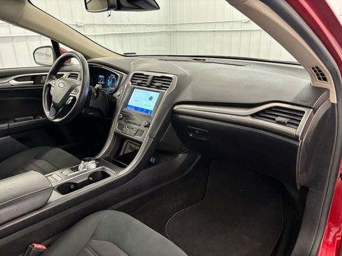 Used 2020 Ford Fusion SE FWD image 15