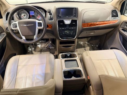 Used 2016 Chrysler Town & Country Touring FWD image 32