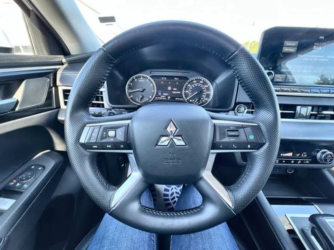 Used 2024 Mitsubishi Outlander SE image 11