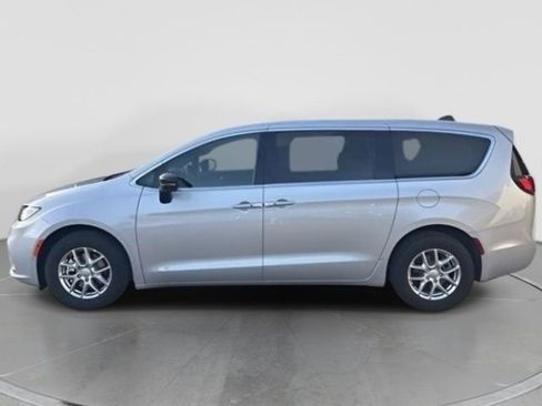 New 2026 Chrysler Pacifica Select image 2
