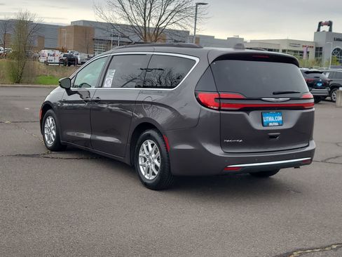 Used 2022 Chrysler Pacifica Touring-L image 12