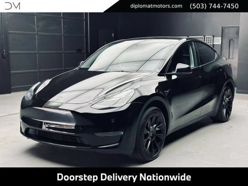 Used 2023 Tesla Model Y Long Range AWD/4WD image 1