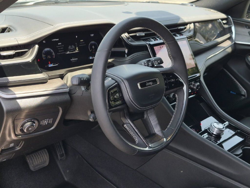 Used 2023 Jeep Grand Cherokee Overland w/ Luxury Tech Group IV AWD/4WD image 34