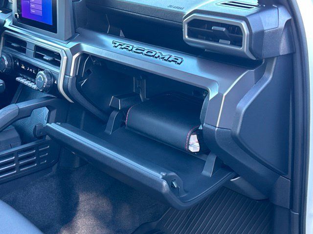 Used 2025 Toyota Tacoma SR5 AWD/4WD image 28