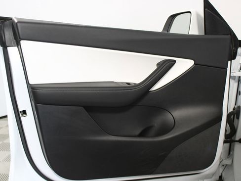 Used 2022 Tesla Model Y Performance AWD/4WD image 6