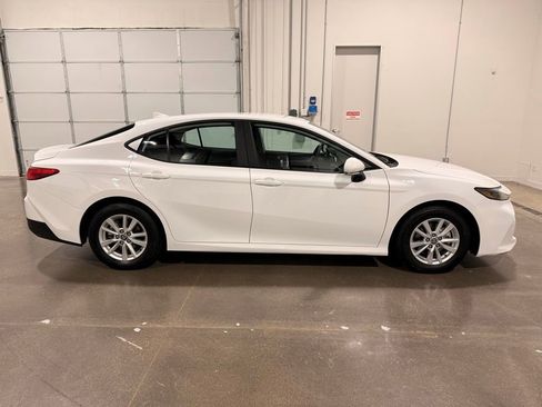 Used 2025 Toyota Camry LE image 4