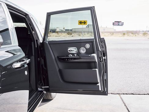 Used 2024 Rolls-Royce Phantom Sedan image 33