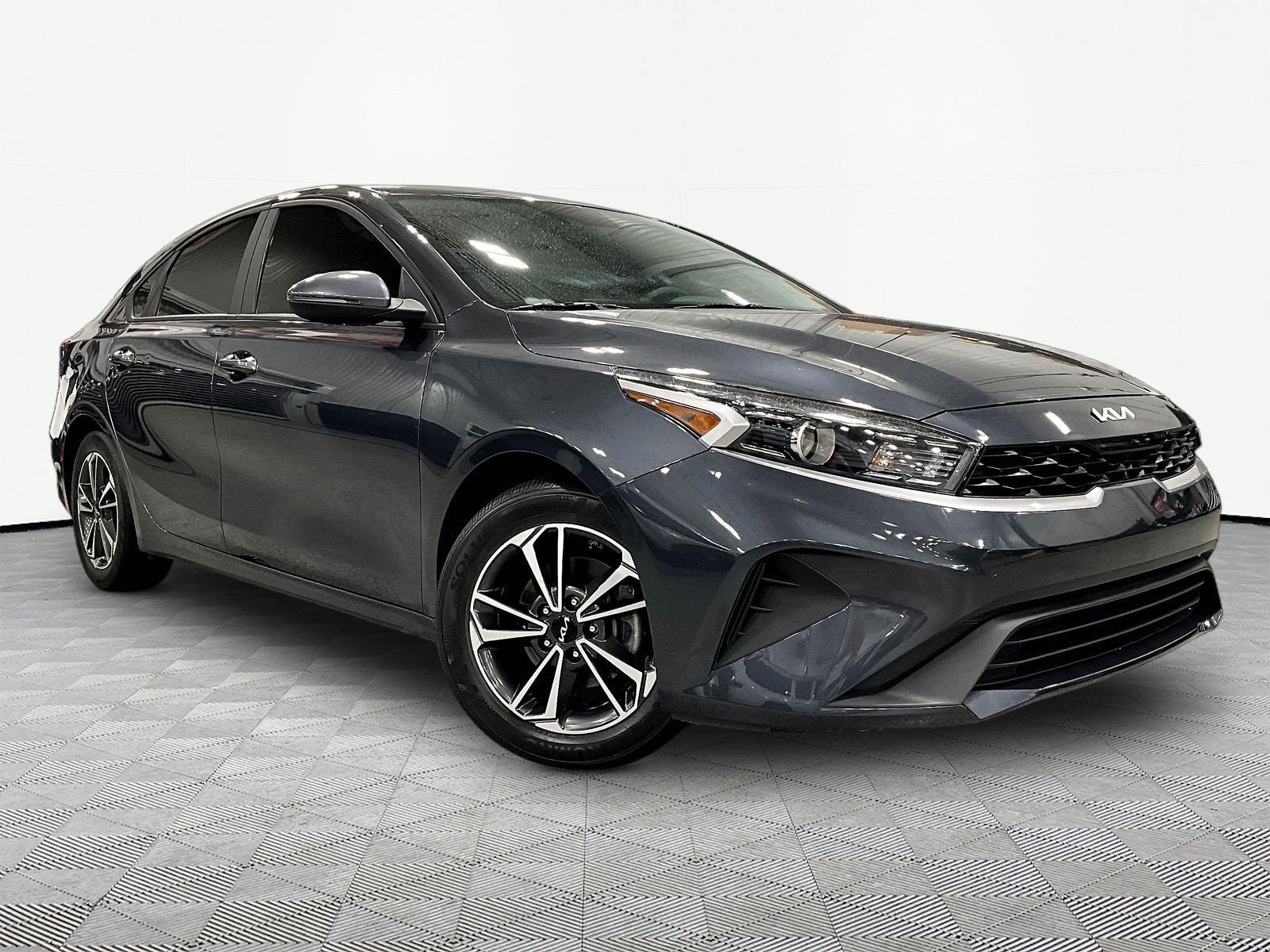 Used 2023 Kia Forte LXS w/ LXS Technology Package FWD image 3