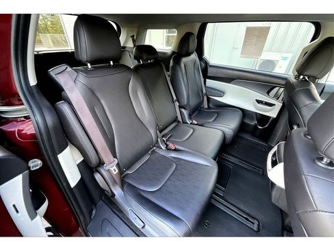 Used 2024 Kia Carnival LX FWD image 26