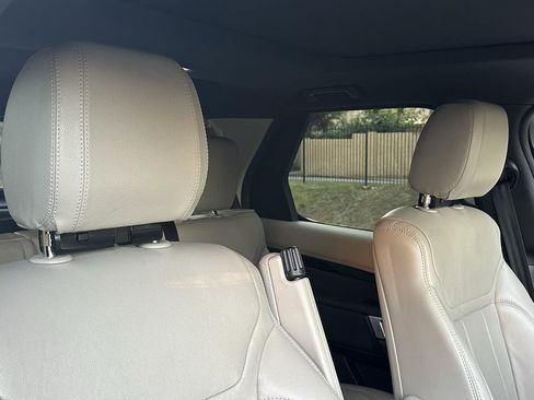 Used 2018 Land Rover Discovery SE image 22