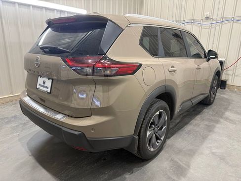 Used 2025 Nissan Rogue SV w/ SV Premium Package FWD image 17
