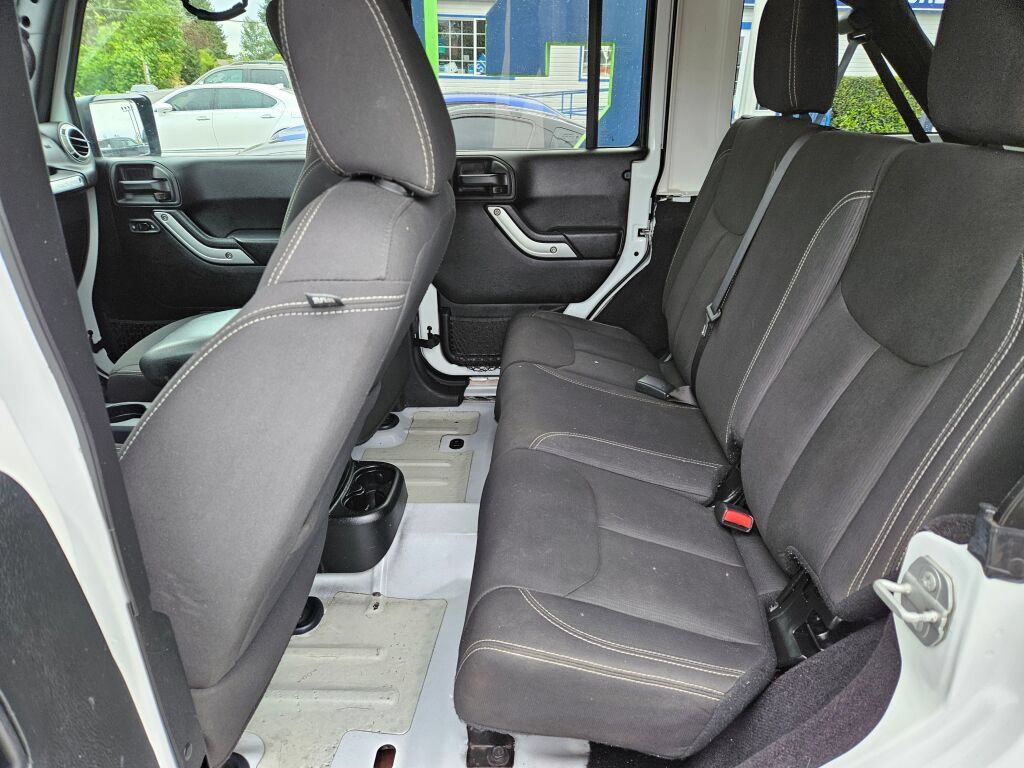 Used 2017 Jeep Wrangler Unlimited Sahara AWD/4WD image 11