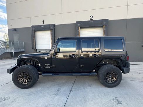 Used 2018 Jeep Wrangler Unlimited Sahara w/ Dual Top Group AWD/4WD image 2