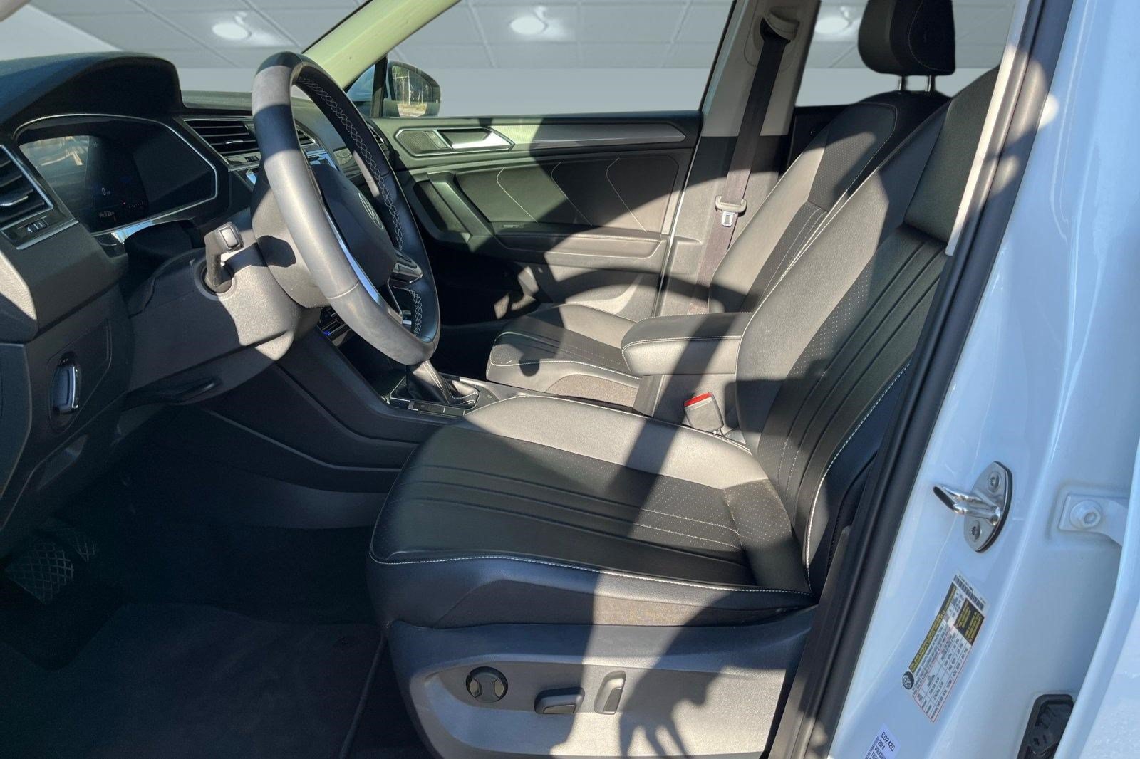 Used 2024 Volkswagen Tiguan SE FWD image 3