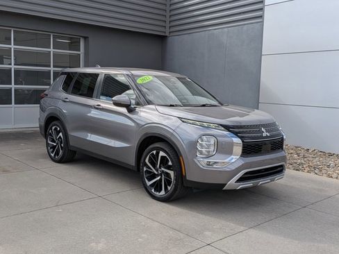 Used 2022 Mitsubishi Outlander SE image 2
