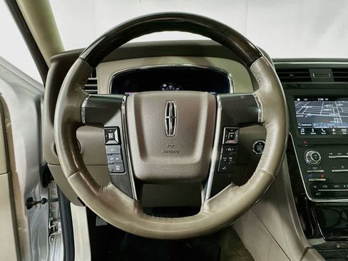 Used 2016 Lincoln Navigator Select RWD image 16