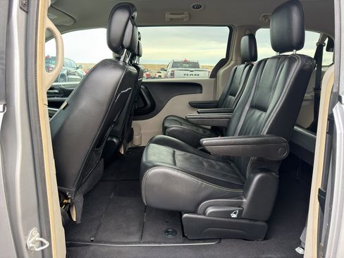 Used 2014 Chrysler Town & Country Touring image 19