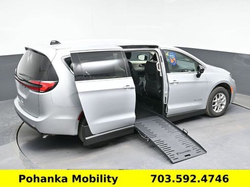 Used 2024 Chrysler Pacifica Touring-L image 19