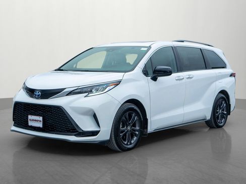 Used 2024 Toyota Sienna XSE image 3