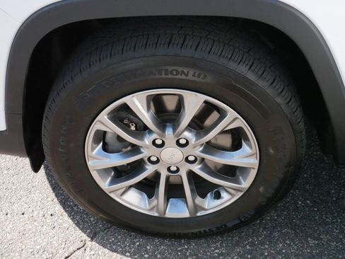 Used 2020 Jeep Cherokee Latitude Plus w/ Cold Weather Group image 15