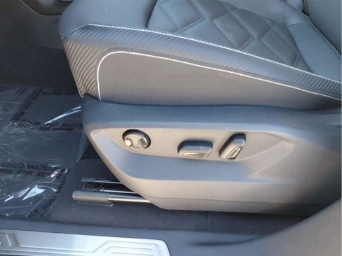 Used 2025 Volkswagen Atlas Cross Sport SE image 29