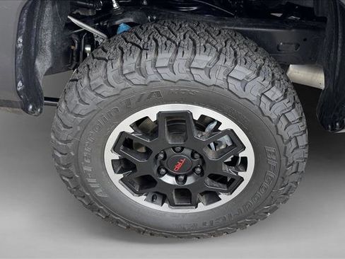Certified 2025 Toyota Tacoma TRD Off-Road AWD/4WD image 9