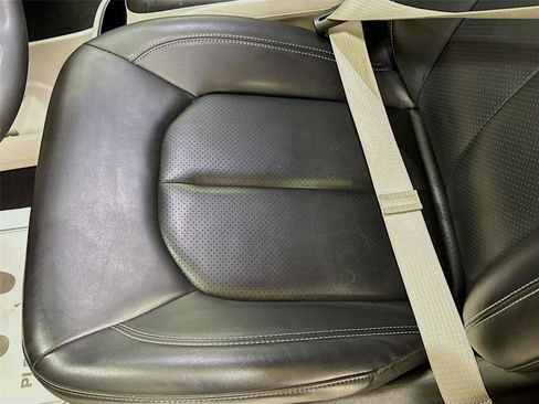 Used 2023 Chrysler Pacifica Touring-L image 18