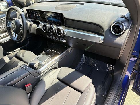 Used 2021 Mercedes-Benz GLB 250 4MATIC w/ Premium Package image 27