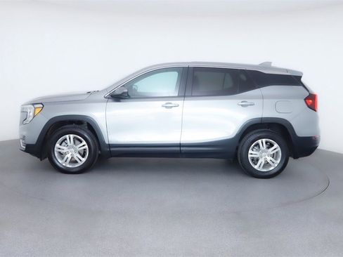 Used 2024 GMC Terrain SLE image 2
