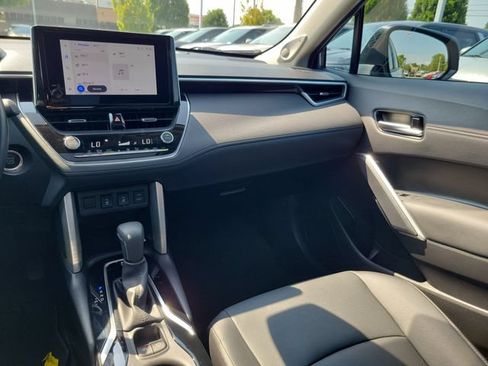 Used 2023 Toyota Corolla Cross XLE w/ Convenience Package FWD image 11
