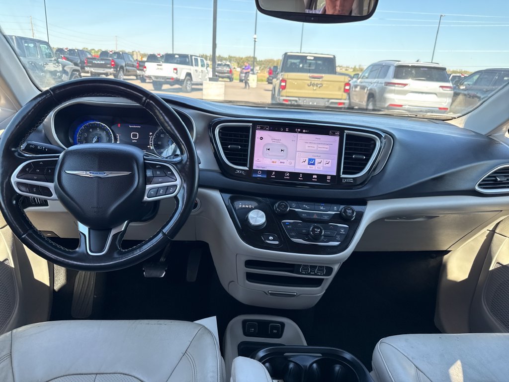 Used 2021 Chrysler Pacifica Touring-L FWD image 12