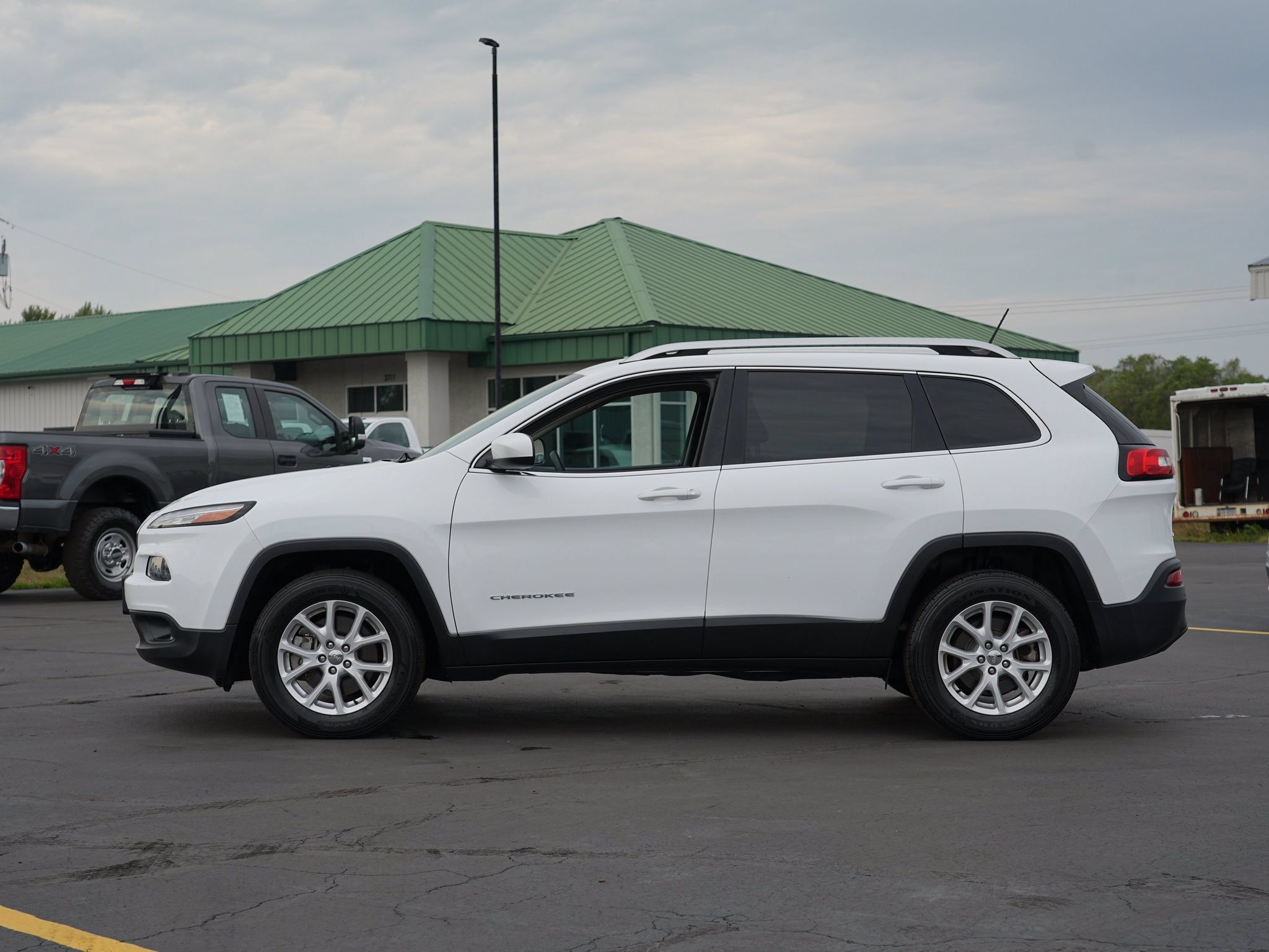 Used 2018 Jeep Cherokee Latitude w/ Safety Group AWD/4WD image 7