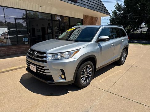 Used 2019 Toyota Highlander XLE AWD/4WD image 2