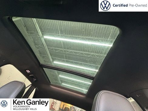 Certified 2024 Volkswagen Atlas Cross Sport SE w/ Panoramic Sunroof Package AWD/4WD image 23