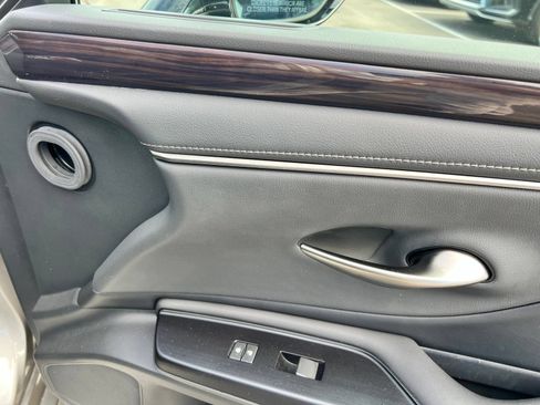 Used 2020 Lexus ES 300h w/ Premium Package FWD image 81